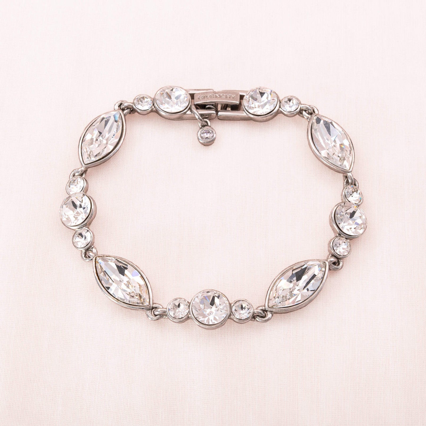 Givenchy-Armband-rhodiniert-mit-runden-und-Navette-Kristallen-versehen