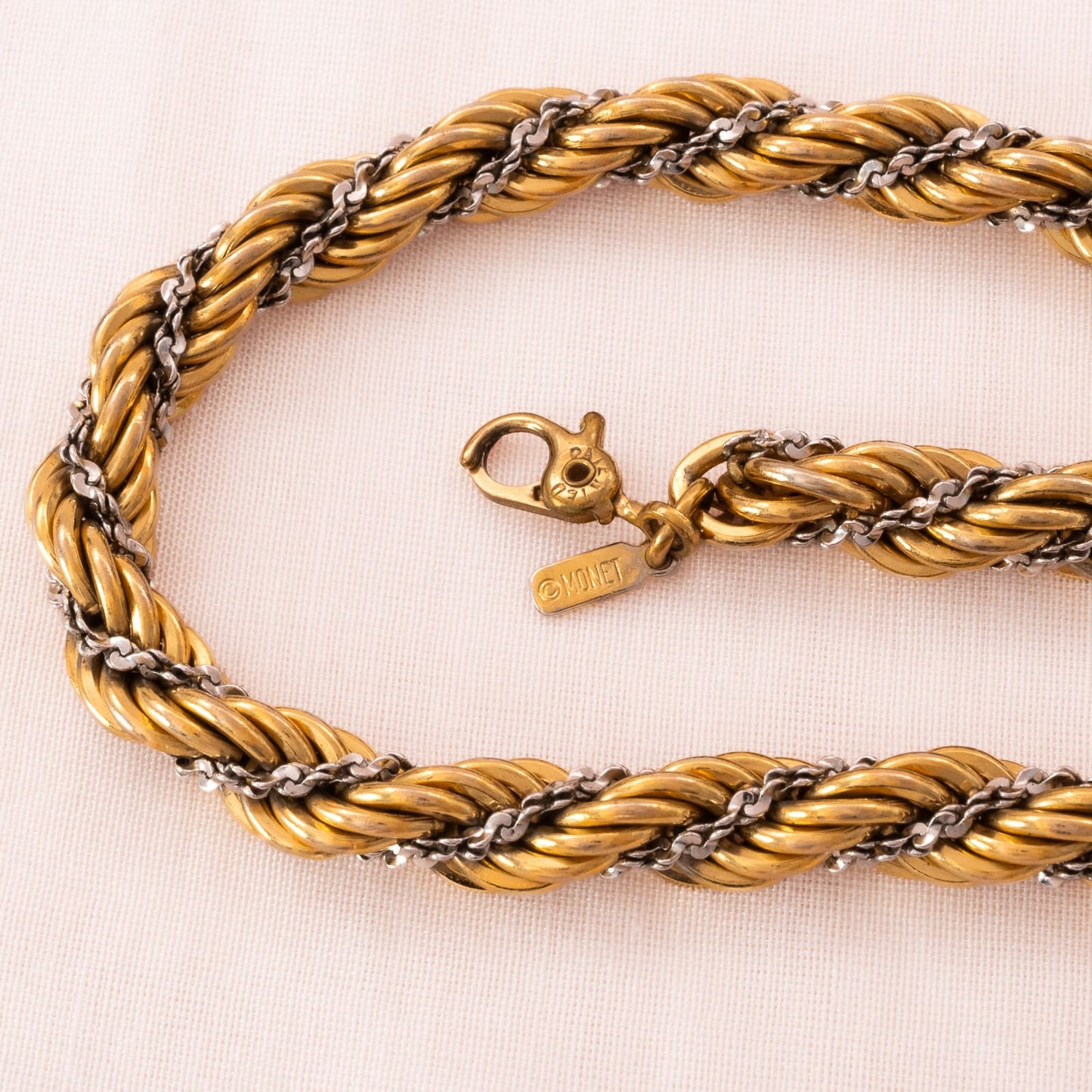 Monet-Bicolor-Armband-aus-zwei-gedrehten-Kordelkettenerschluss-Signatur