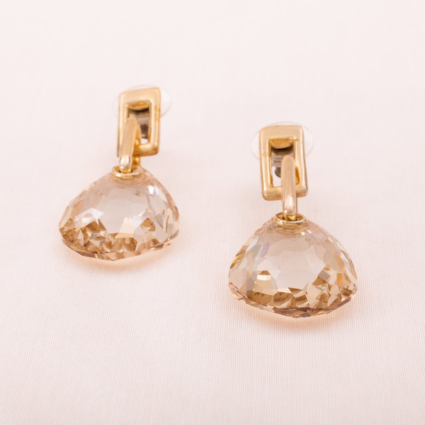Swarovski-Ohrringe-mit-großen-beigefarbenen-Kristallen