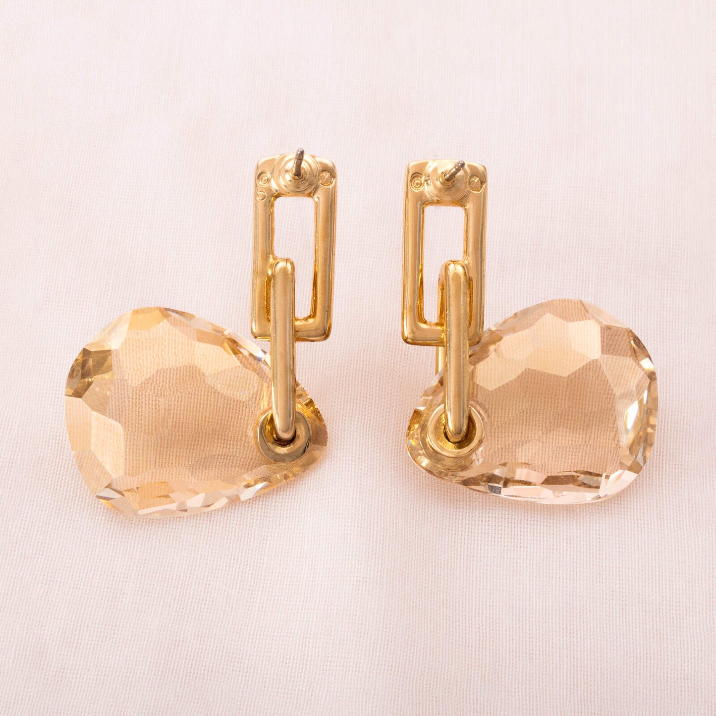 Swarovski-Ohrringe-mit-großen-beigefarbenen-Kristallen-Rückseiten-Signatur
