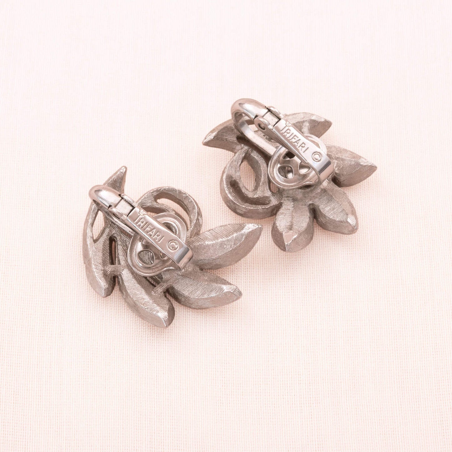 Trifari-Ohrclips-Blätter-geschwungen-silberfarben-Rückseite-signiert