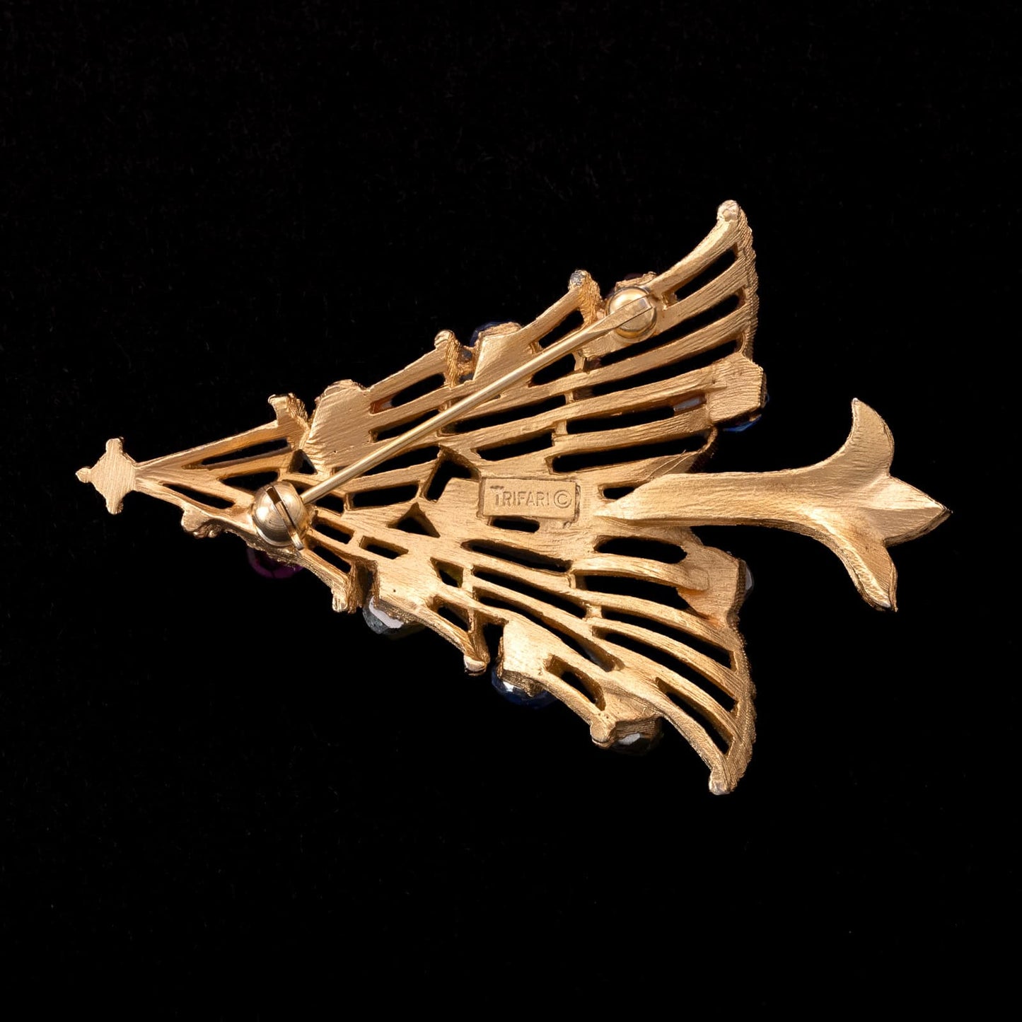 Trifari-Weihnachtsbaum-Brosche-vergoldete-Rückseite-Signatur