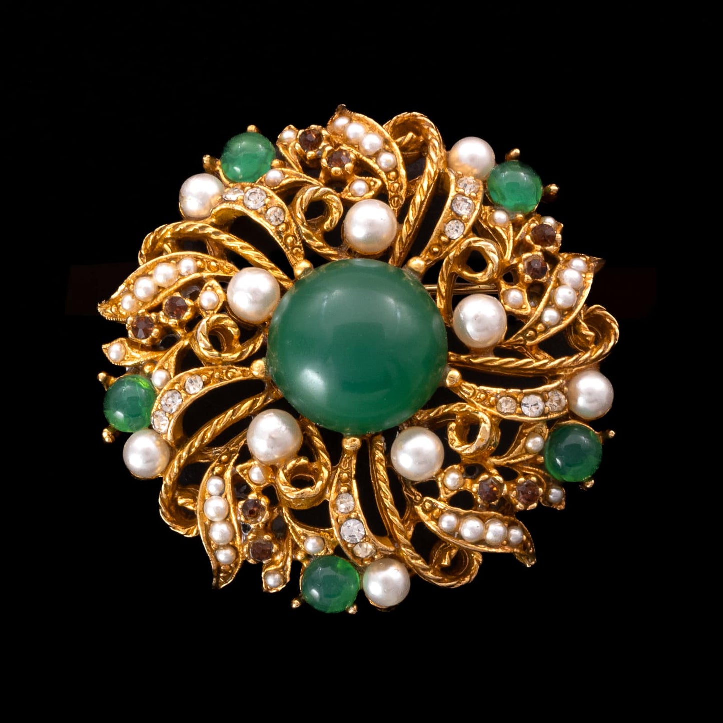 ART-vergoldete-Brosche-Antik-Revival-grüne-Cabochons-Perlen-und-Strass