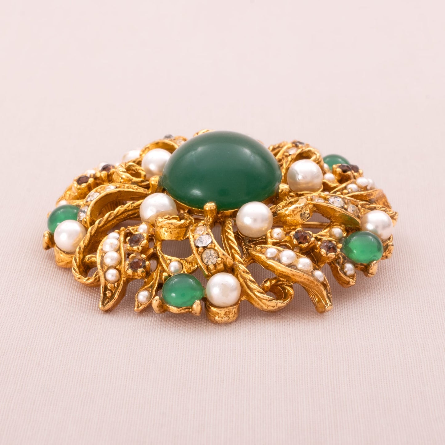 ART-vergoldete-Brosche-Antik-Revival-grüne-Cabochons-Perlen-und-Strass
