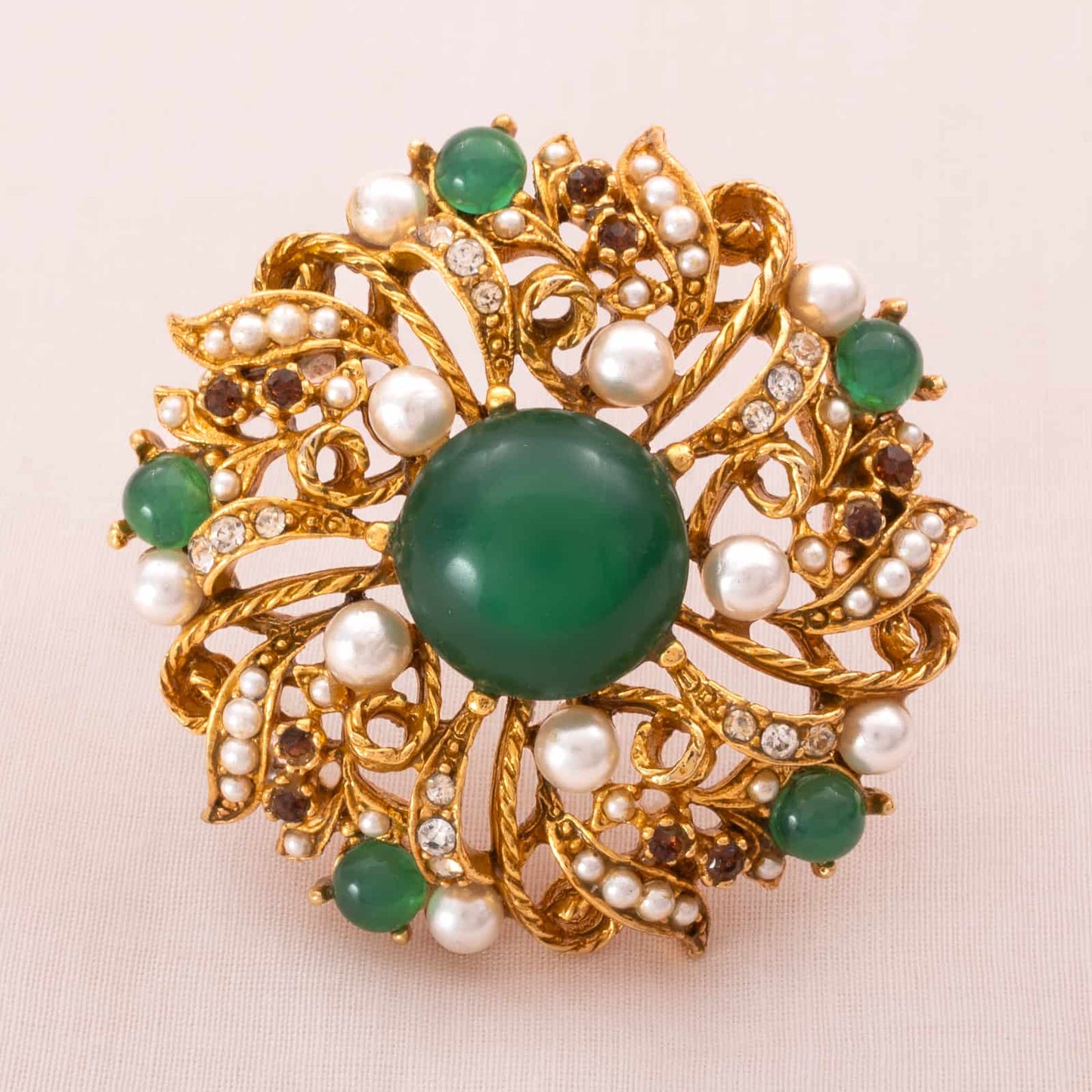 ART-vergoldete-Brosche-Antik-Revival-grüne-Cabochons-Perlen-und-Strass