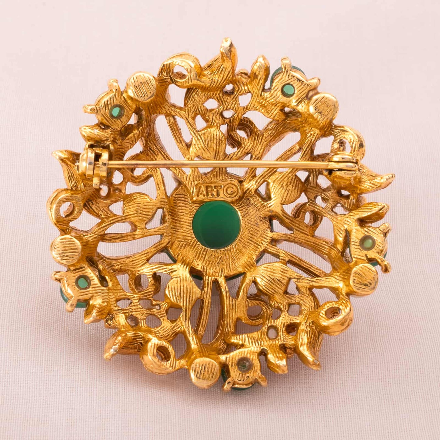 ART-vergoldete-Brosche-Antik-Revival-Rückseite-mit-Signatur