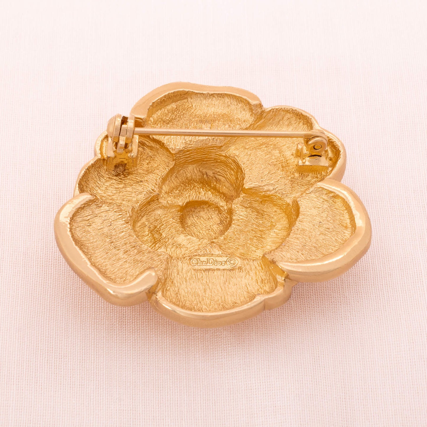 Christian-Dior-Brosche-vergoldete-Rückseite-Signatur