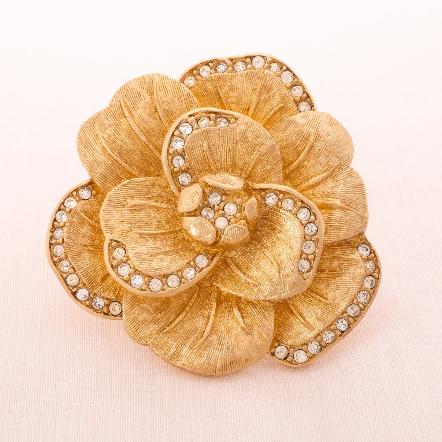 Christian-Dior-Blumen-Brosche-vergoldet-mit-Kristallen-verziert