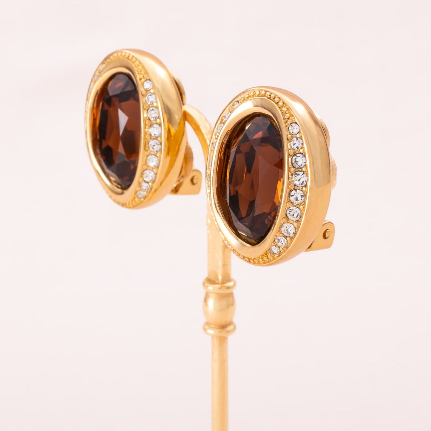 Christian-Dior-Ohrclips-vergoldet-ovaler-brauner-Kristall