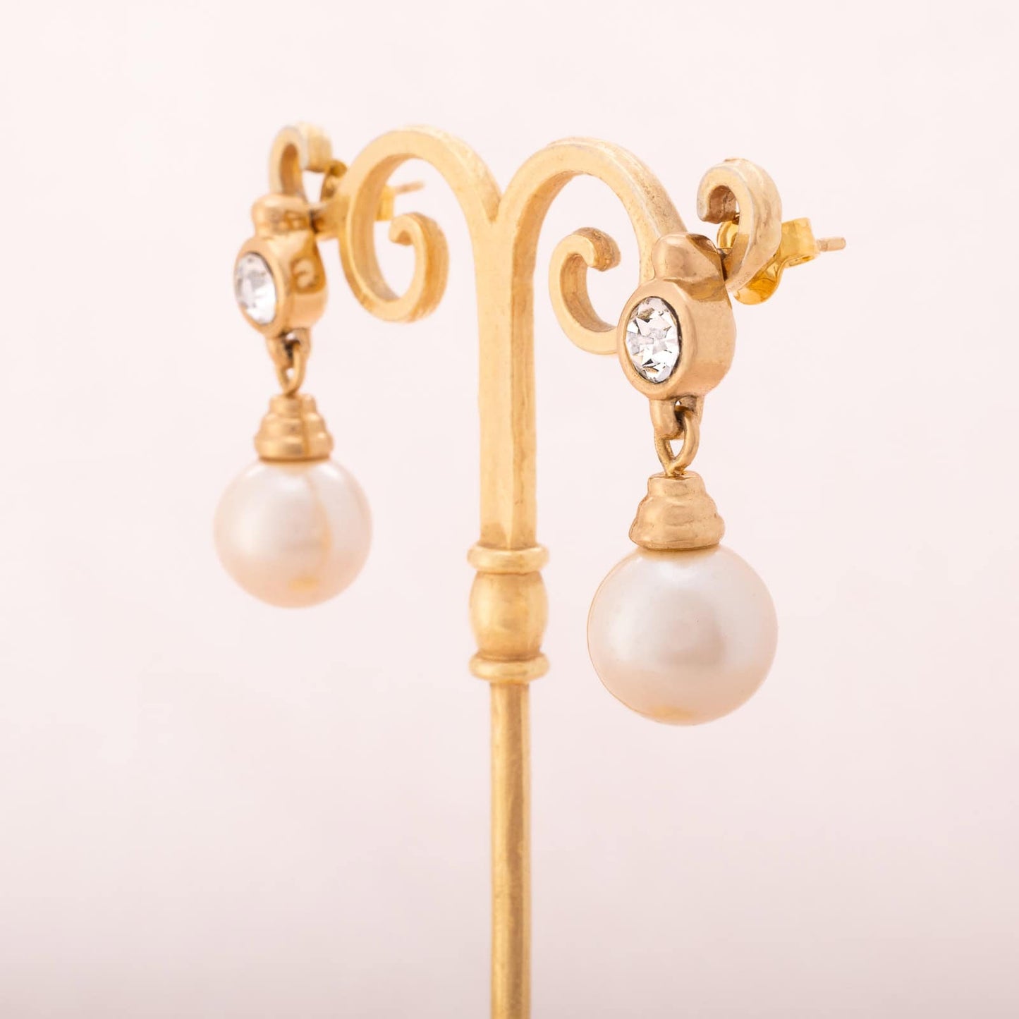 Christian-Dior-Perlenohrringe-Hänger-mit-Strassstein-am-Stecker-seitlich