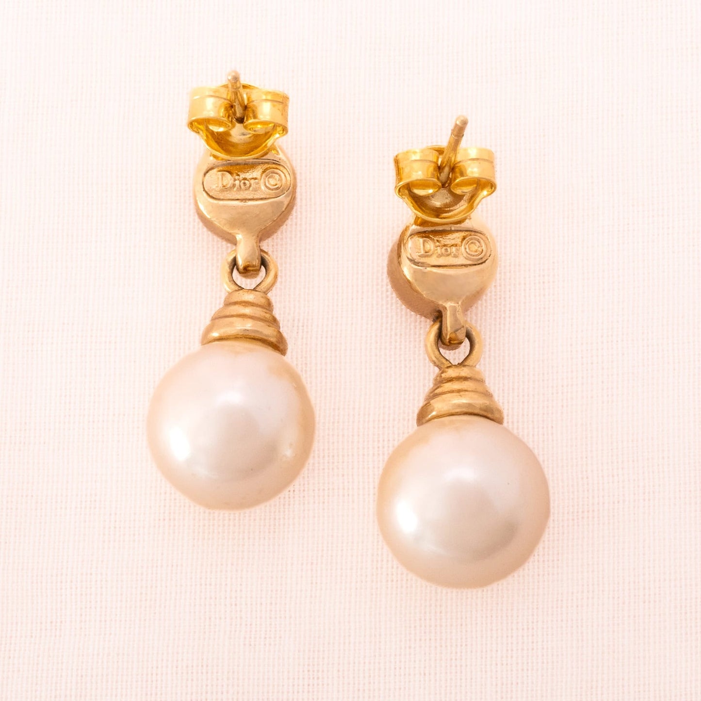 Christian-Dior-Perlenohrringe-Hänger-mit-Strassstein-am-Stecker-Rückseite-Signatur