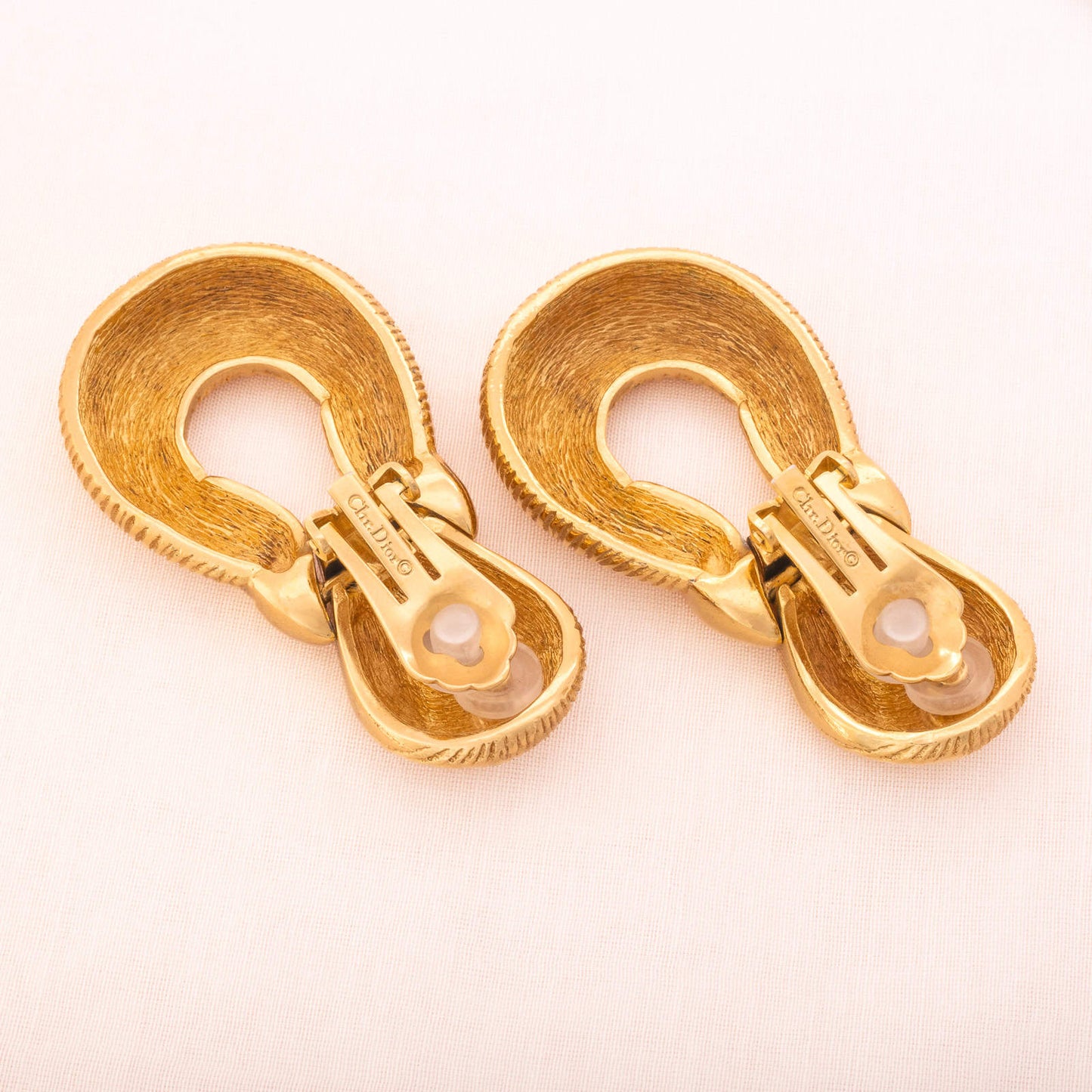 Christian-Dior-große-klobige-Ohrclips-vergoldet-liegend-Rückansicht-Signatur
