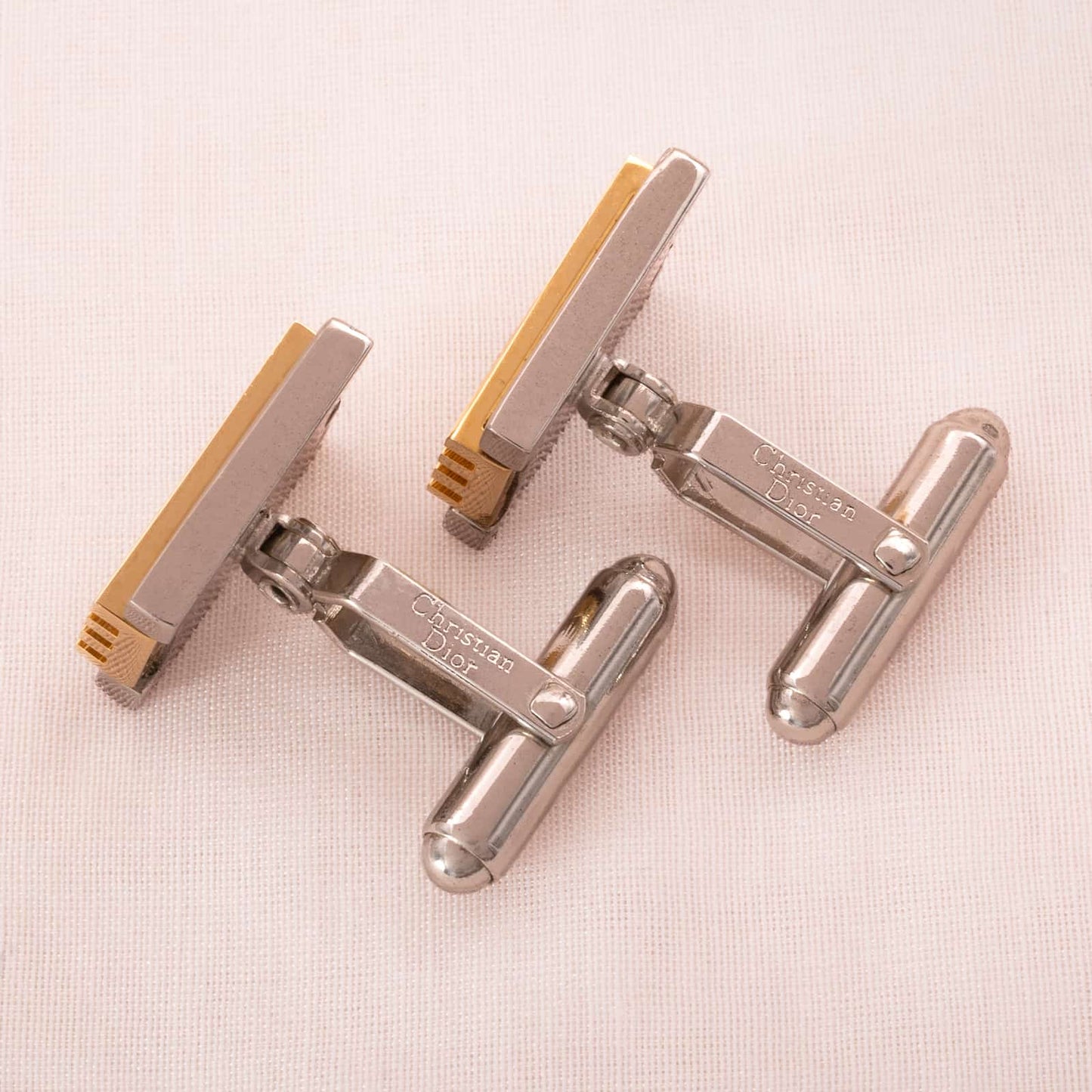 Christian-Dior-Vintage-Manschettenknöpfe-silberfarben-vergoldete-Streifen-Signatur