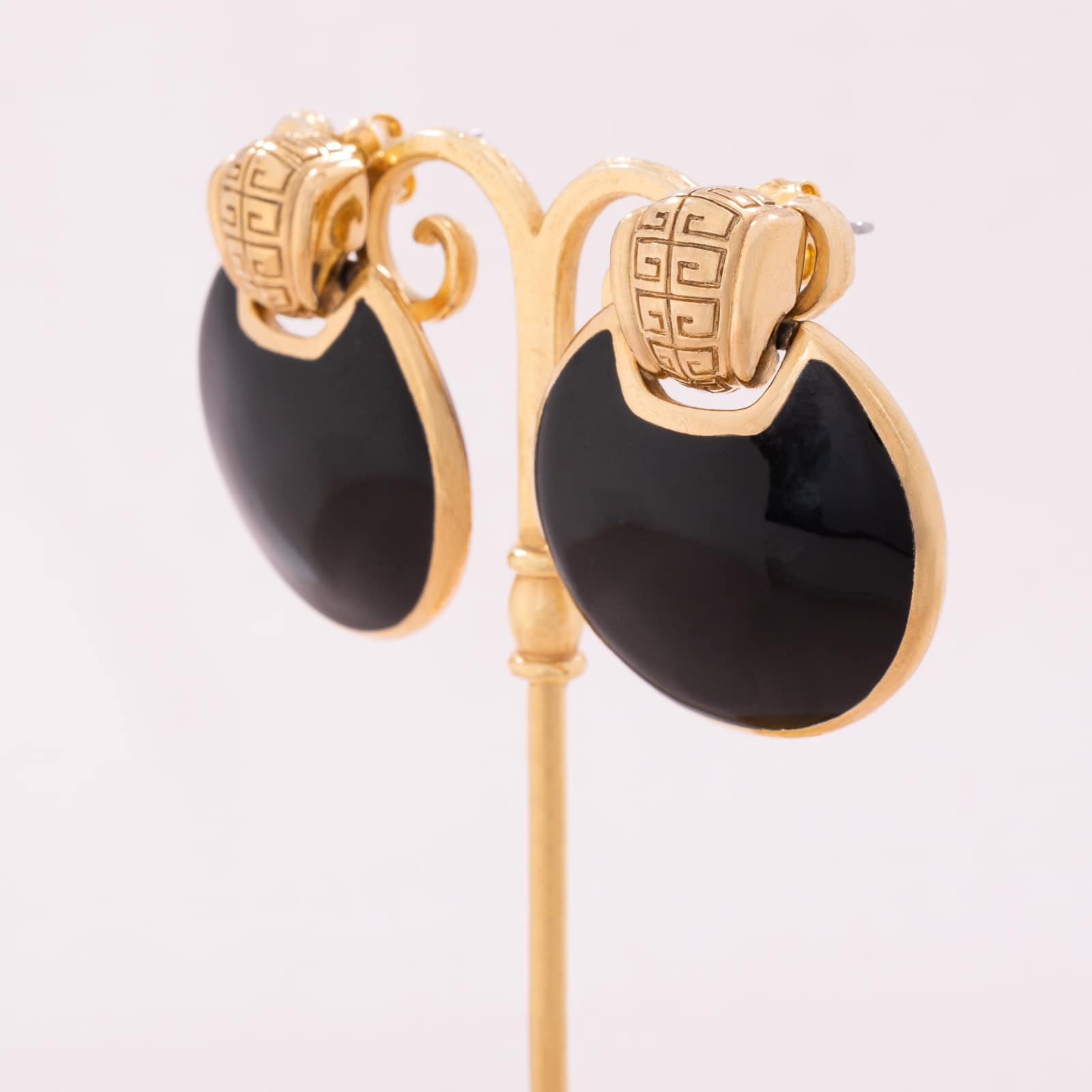 Givenchy-Ohrringe-rund-schwarz-emailliert-vergoldetes-Logo