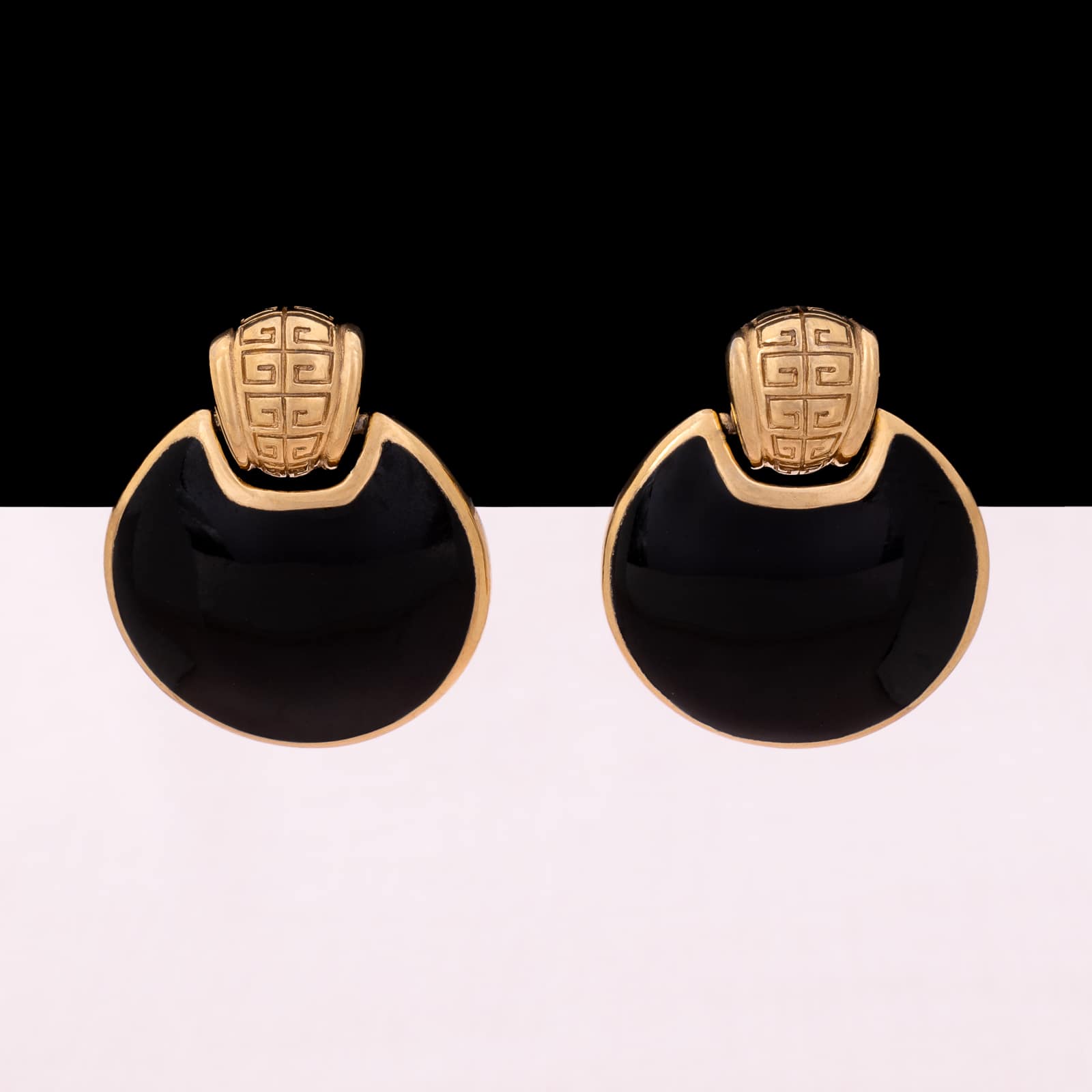 Givenchy-Ohrringe-rund-schwarz-emailliert-vergoldetes-Logo