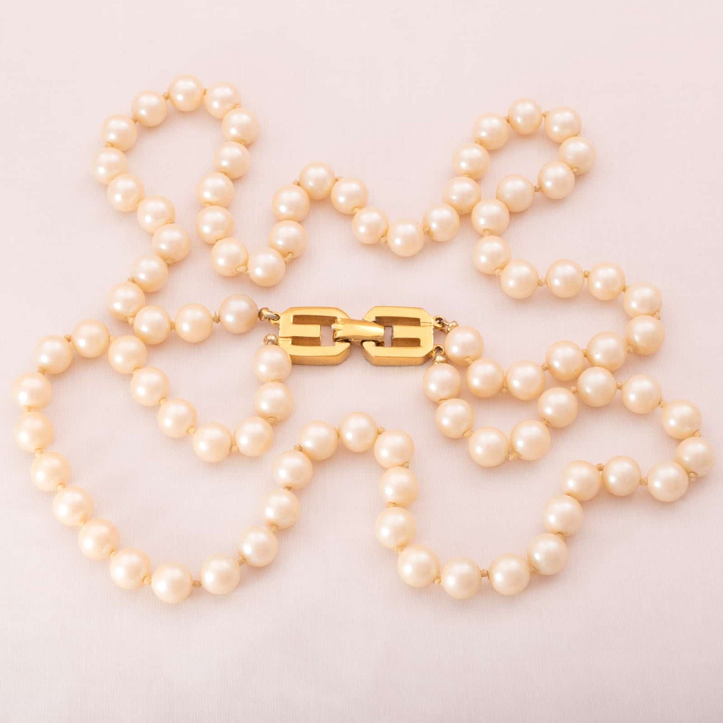 Givenchy-doppelreihige-Perlenkette-vergoldeter-Verschluss