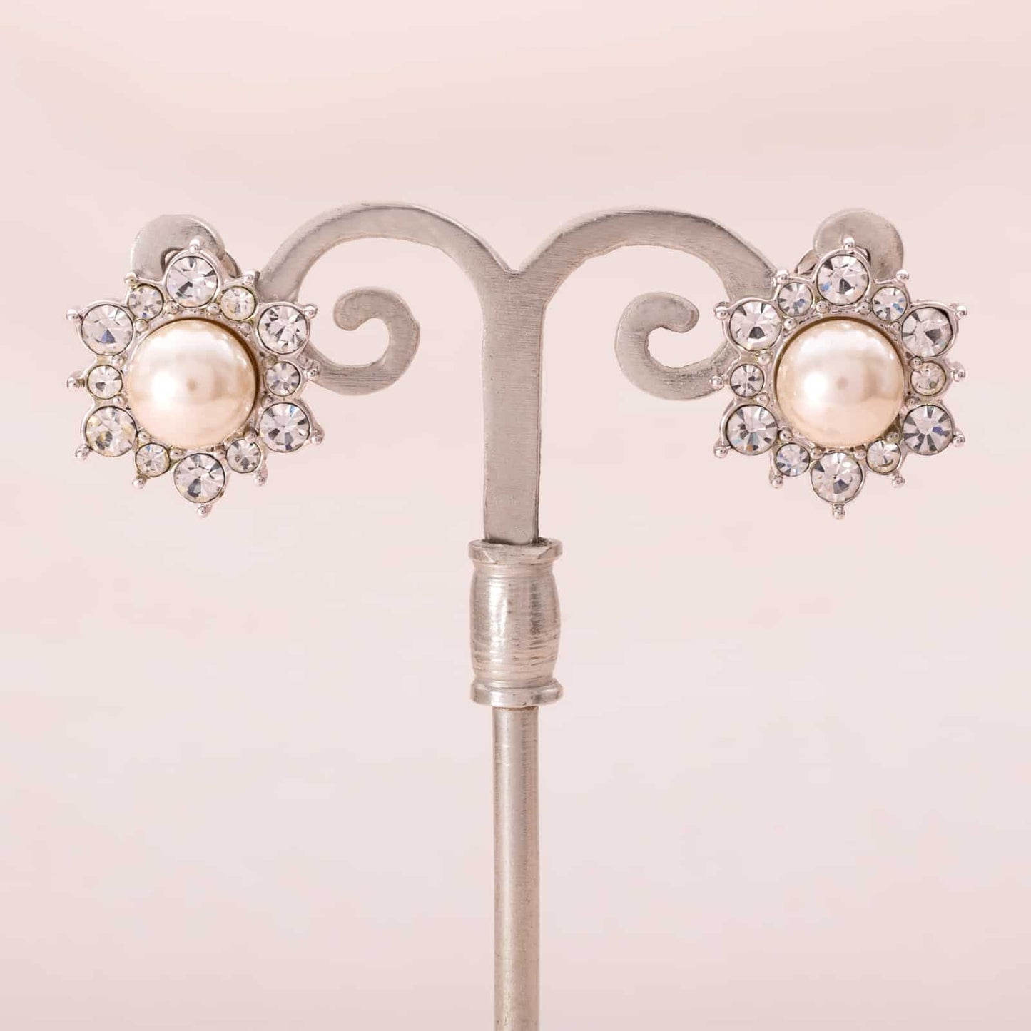 Marvella-Perlen-Ohrringe-Strass-Umrandung-Blumenform
