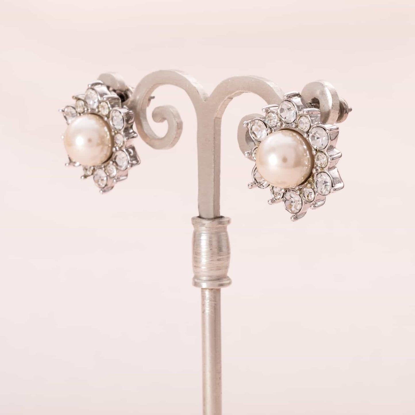 Marvella-Perlen-Ohrringe-Strass-Umrandung-Blumenform