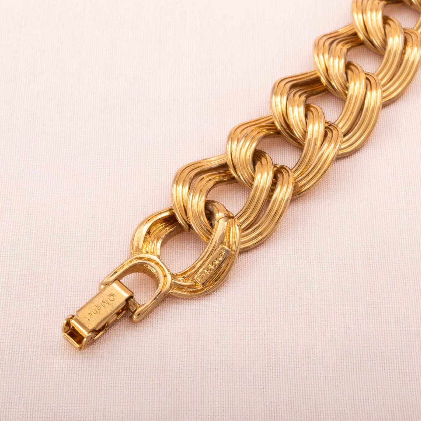 Monet-gewellte-Kettenglieder-Armband-vergoldet-Signatur