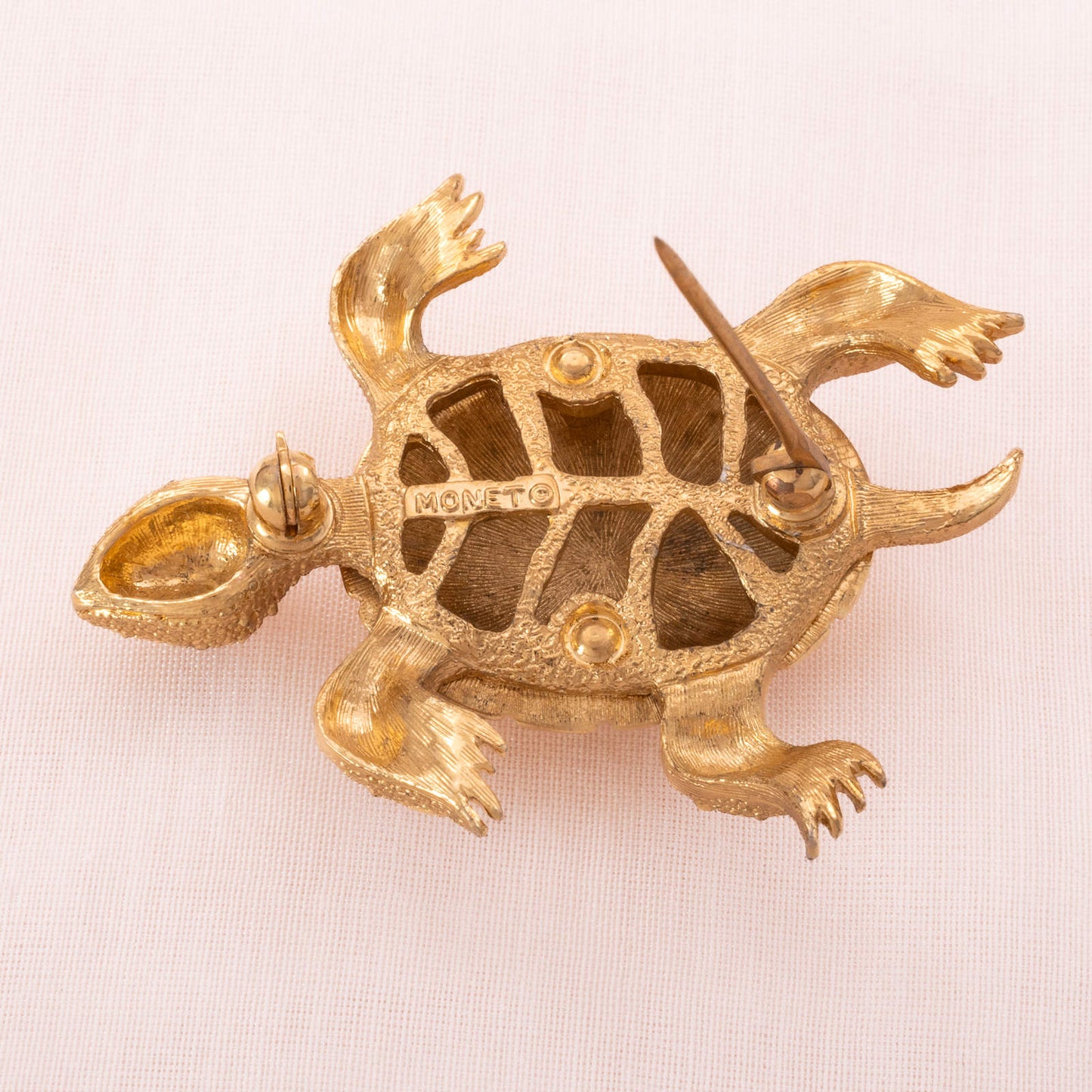 Monet-Schildkröten-Brosche-vergoldete-Rückseite-Signatur