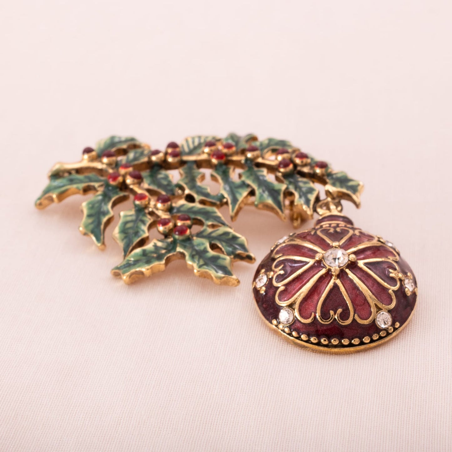 Monet-Brosche-Tannenzeig-rote-Weihnachtskugel-mit-Strass