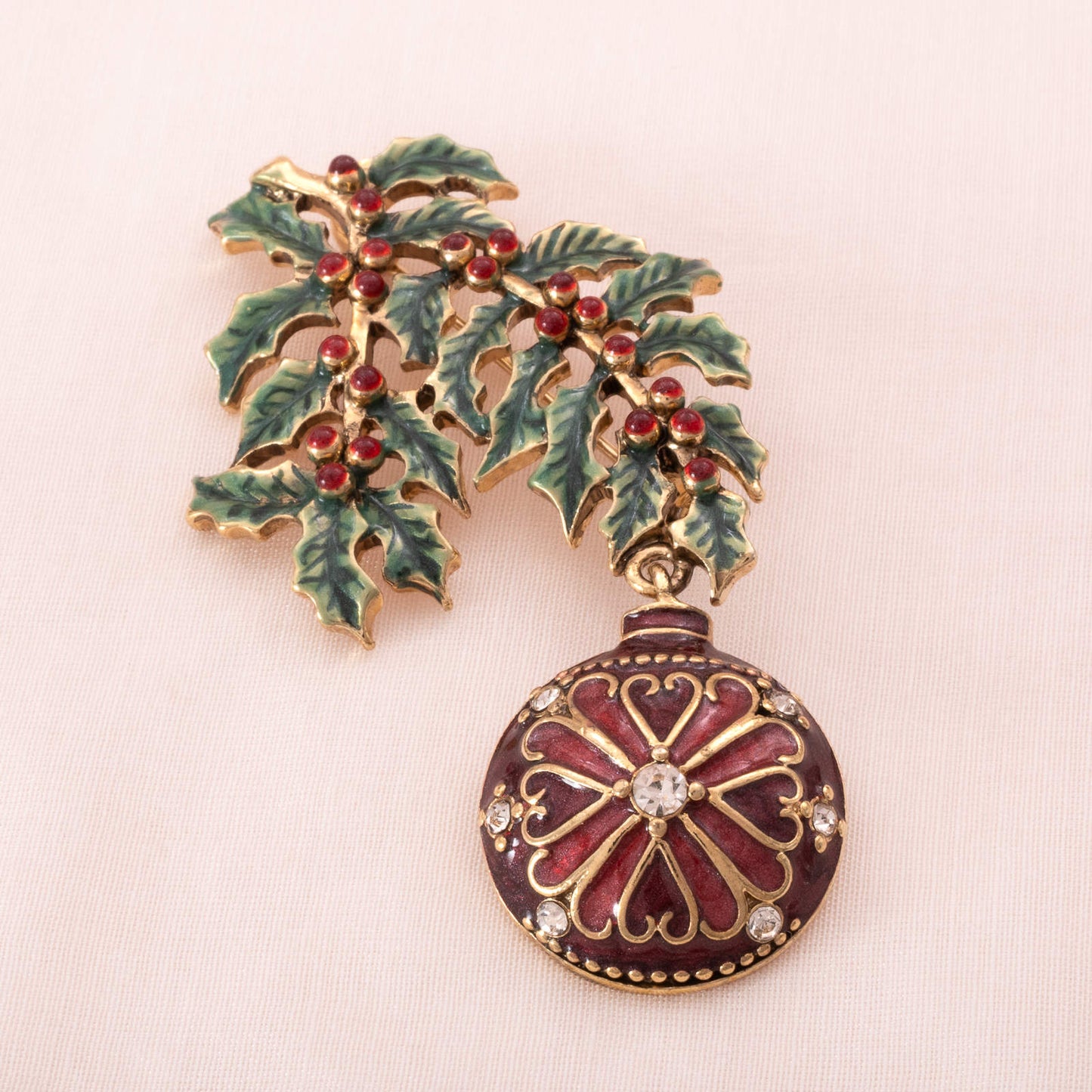 Monet-Brosche-Tannenzeig-rote-Weihnachtskugel-mit-Strass