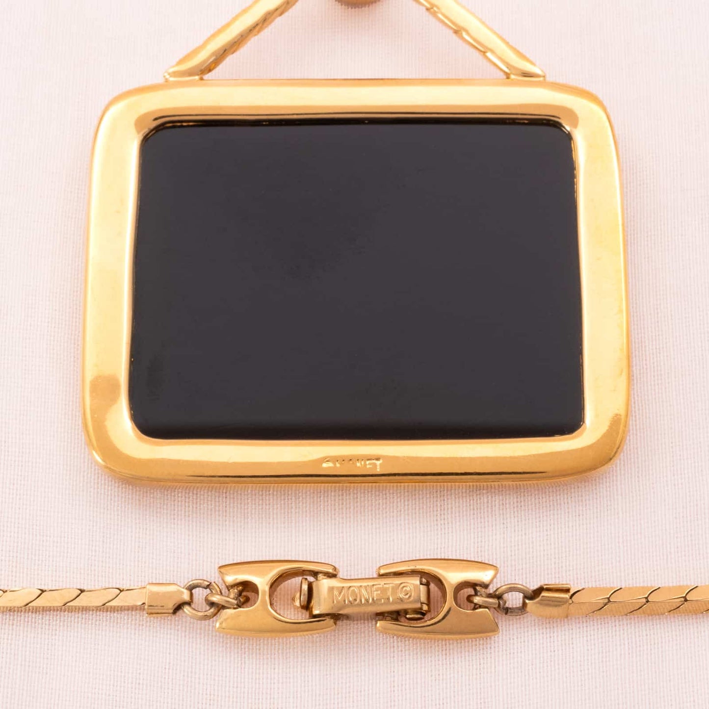 Monet-Halskette-Collection-Concepts-1981-schwarzer-eckiger-Anhänger-Signatur