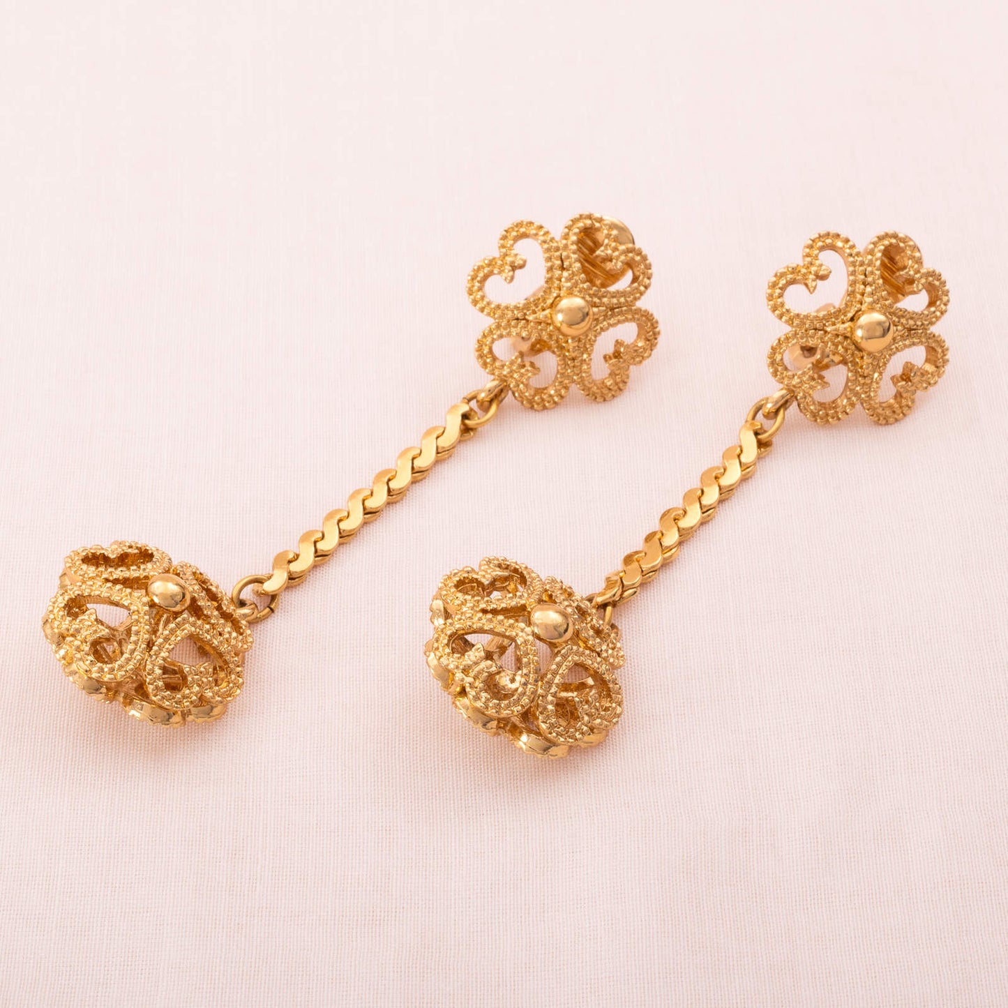 Monet-lange-Ohrclips-vergoldet-Herz-Ornamente-schwingende-Hänger