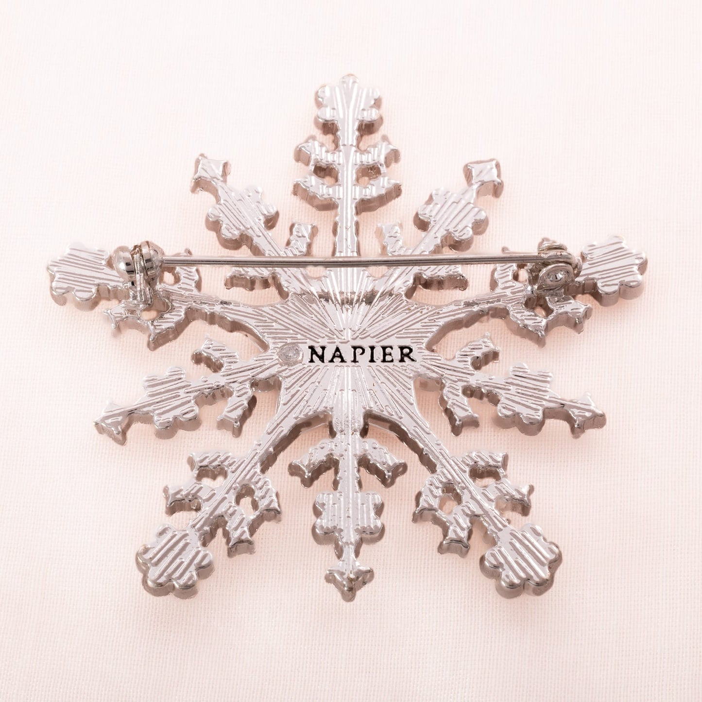 Napier-Brosche-Schneeflocke-rhodinierte-Rückseite-Signatur