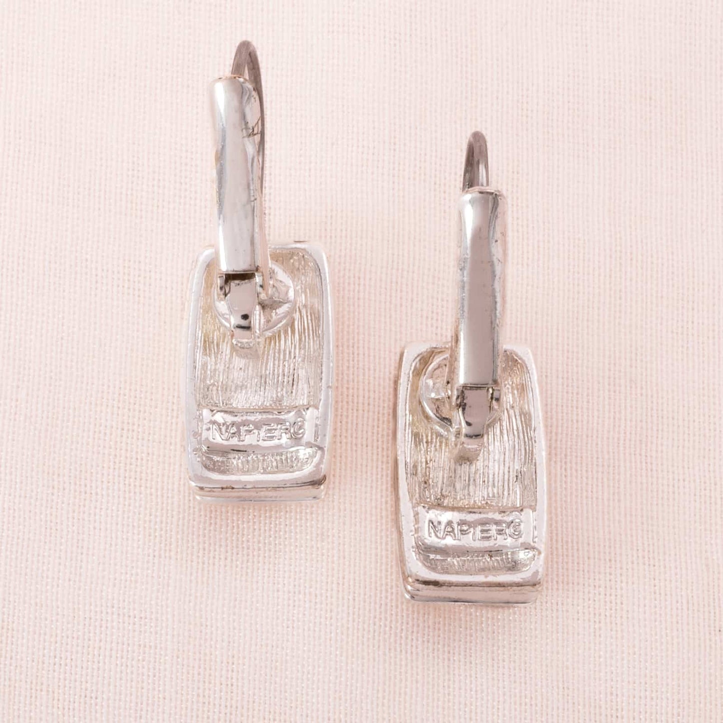 Napier-silberfarbene-Ohrringe-rechteckige-Hänger-Rückseiten-Signatur