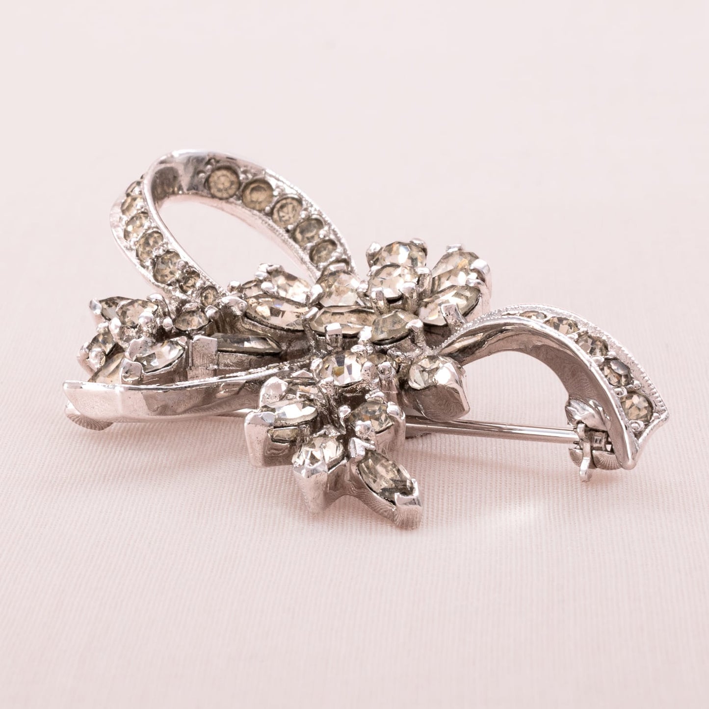 Panetta-Strassbrosche-floral-im-Echtschmuck-Design