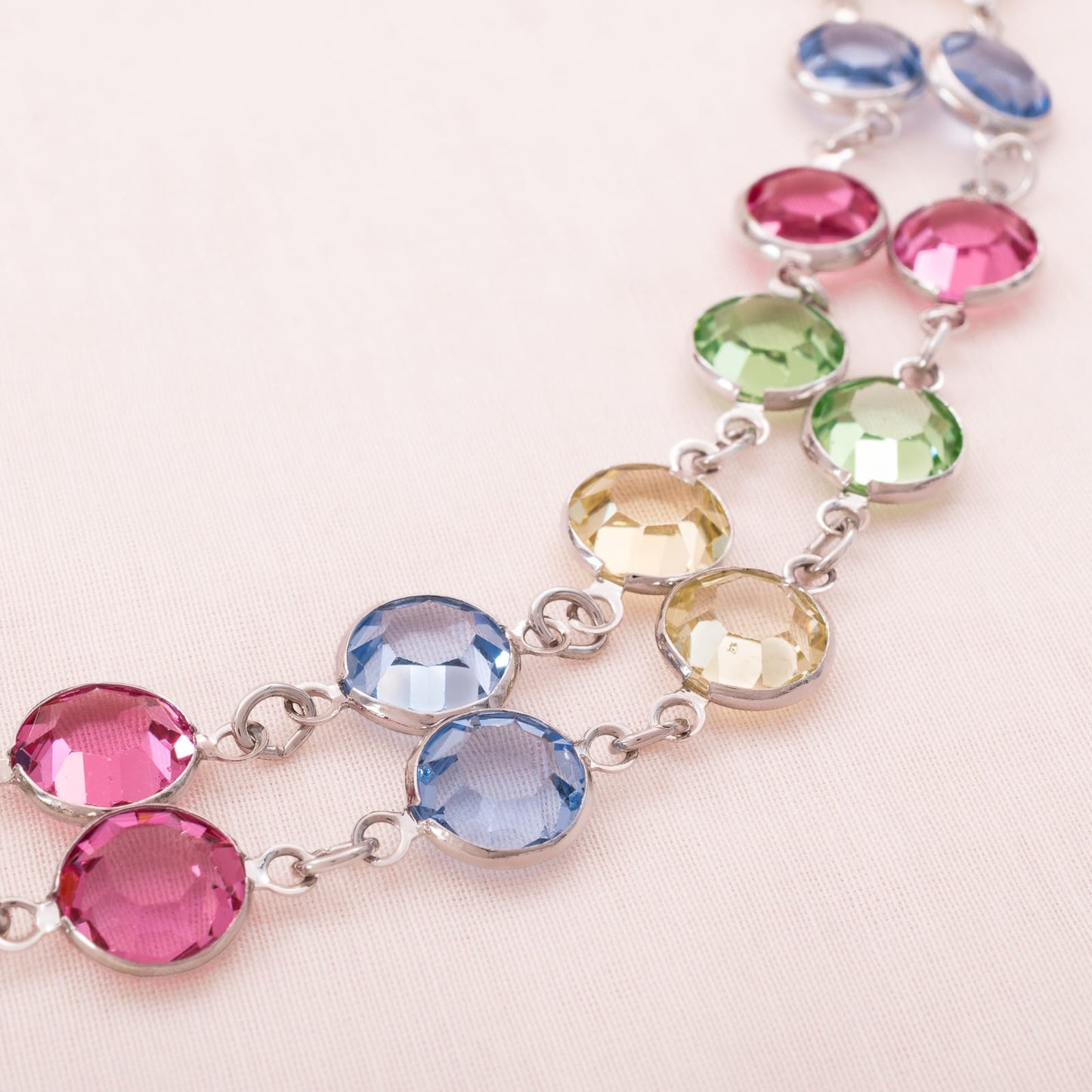 Swarovski-Halskette-bunte-runde-Kristalle-in-silberfarbenen-Fassungen