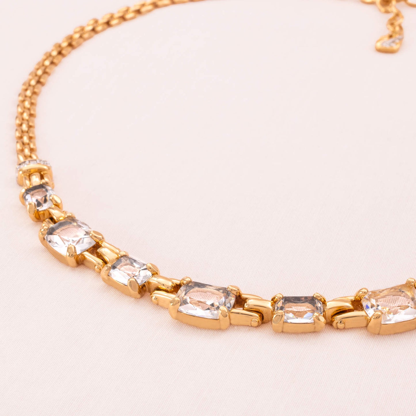 Swarovski-Halskette-vergoldet-mit-eckigen-Kristallen-besetzt