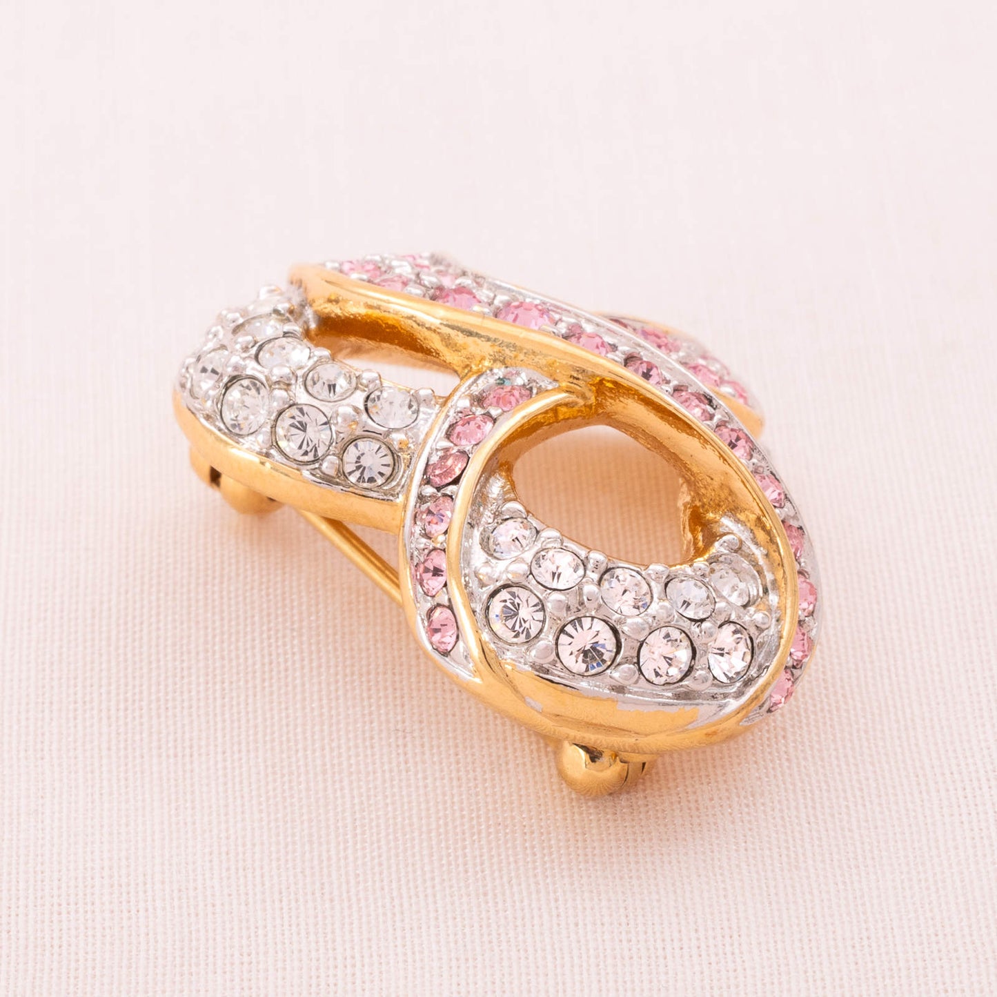 Swarovski-Kristall-Herz-Brosche-mit-rosa-Band-Seitenansicht