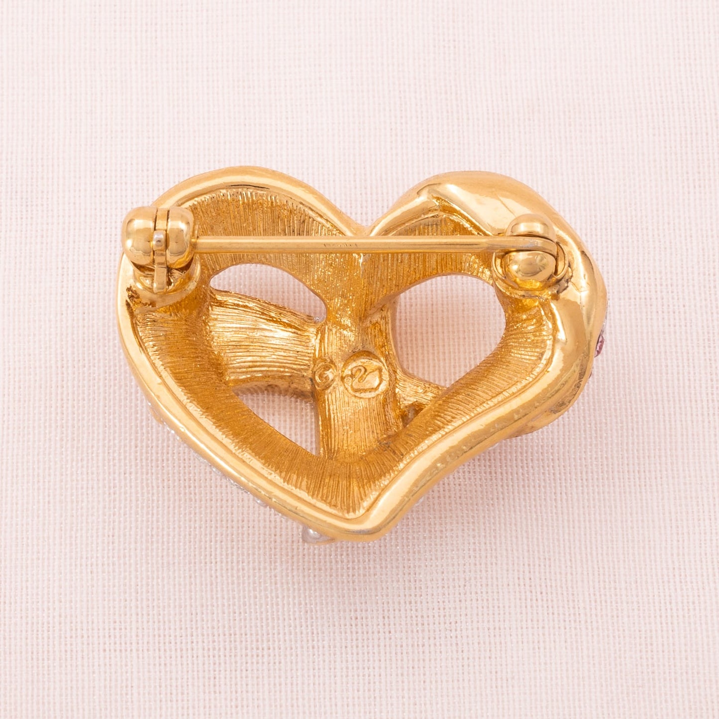 Sswarovski-Herz-Brosche-vergoldete-Rückseite-Schwan-Signatur