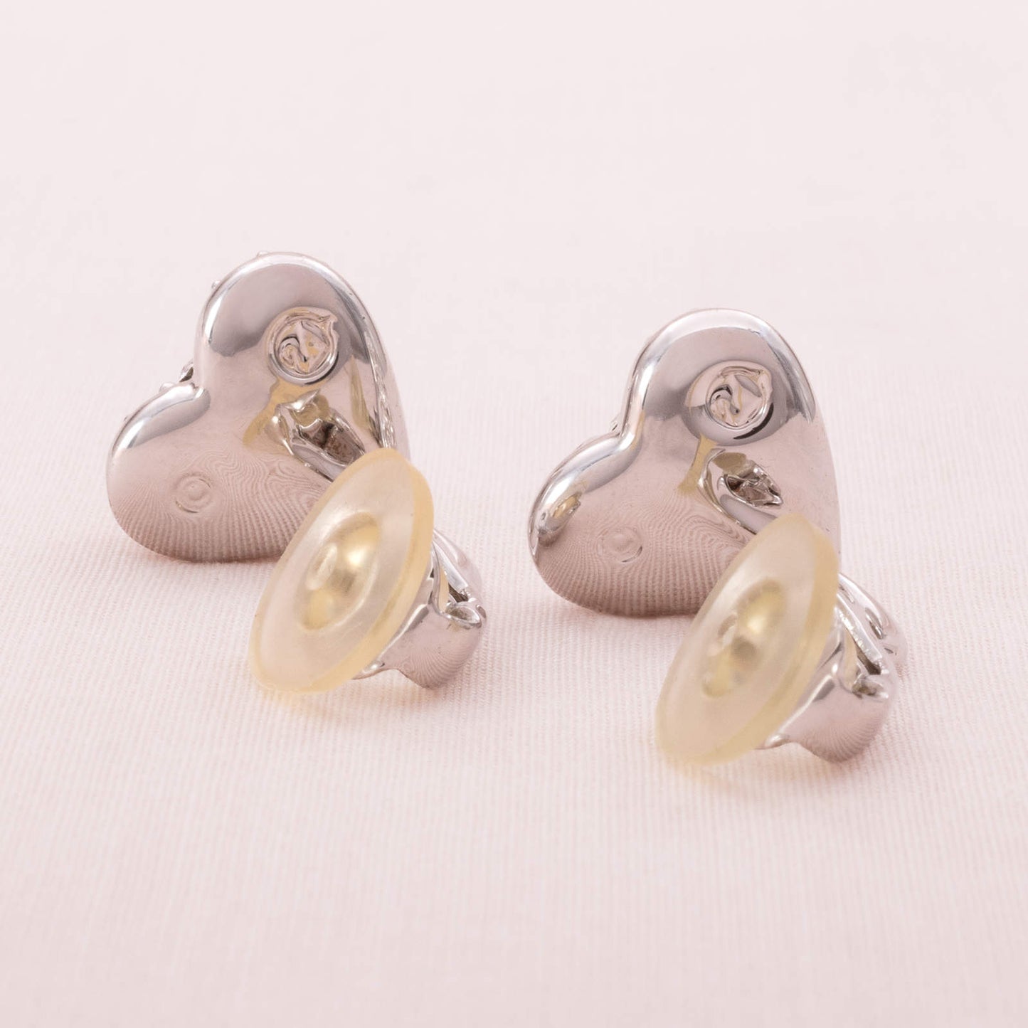 Swarovski-Herz-Ohrclips-rhodinierte-Rückseiten-Signatur