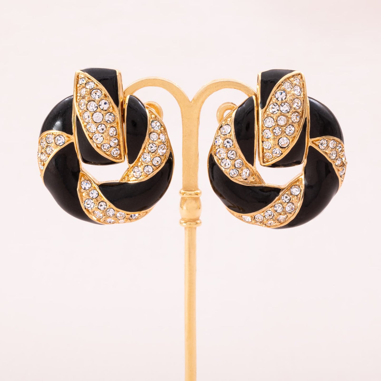Swarovski-Türklopfer-Ohrclips-vergoldet-mit-schwarzer-Emaille-Kristallsteinen-verziert