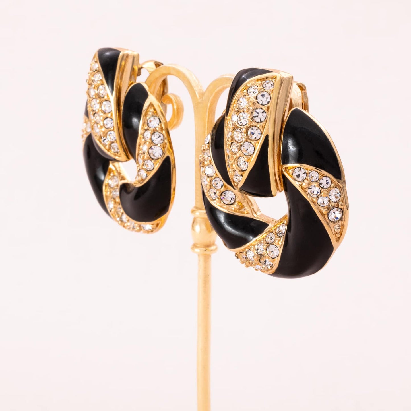 Swarovski-Türklopfer-Ohrclips-vergoldet-mit-schwarzer-Emaille-Kristallsteinen-verziert