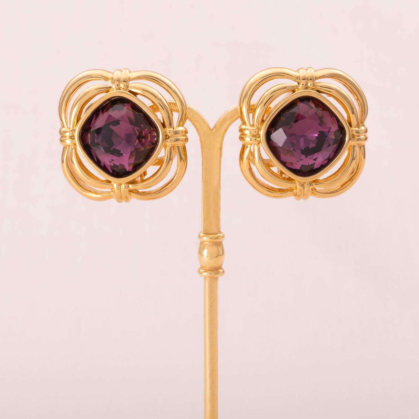 Swarovski-Ohrclips-vergoldet-eckiger-großer-Kristall-in-Lila