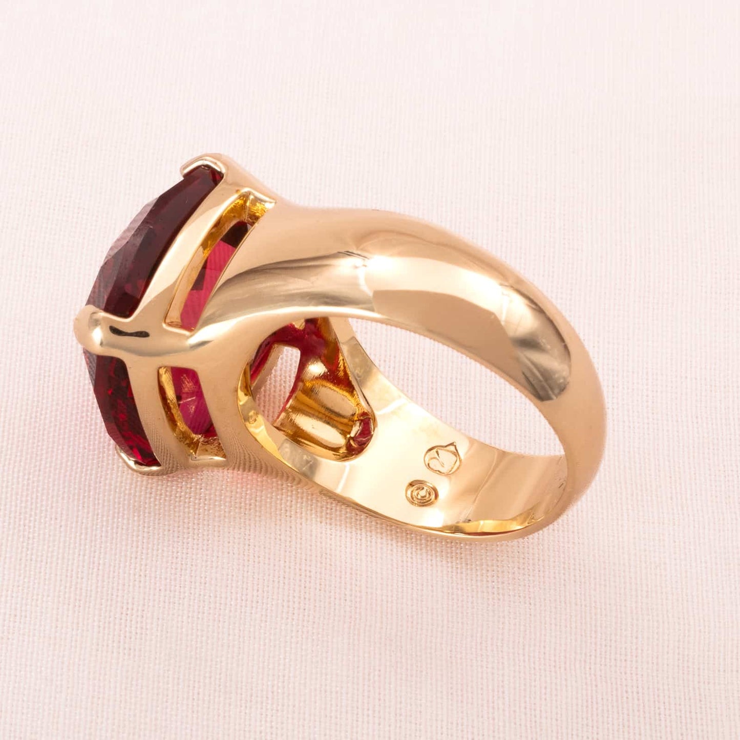 Swarovski-Ring-vergoldet-pink-roter-glitzernder-Kristall-Signatur