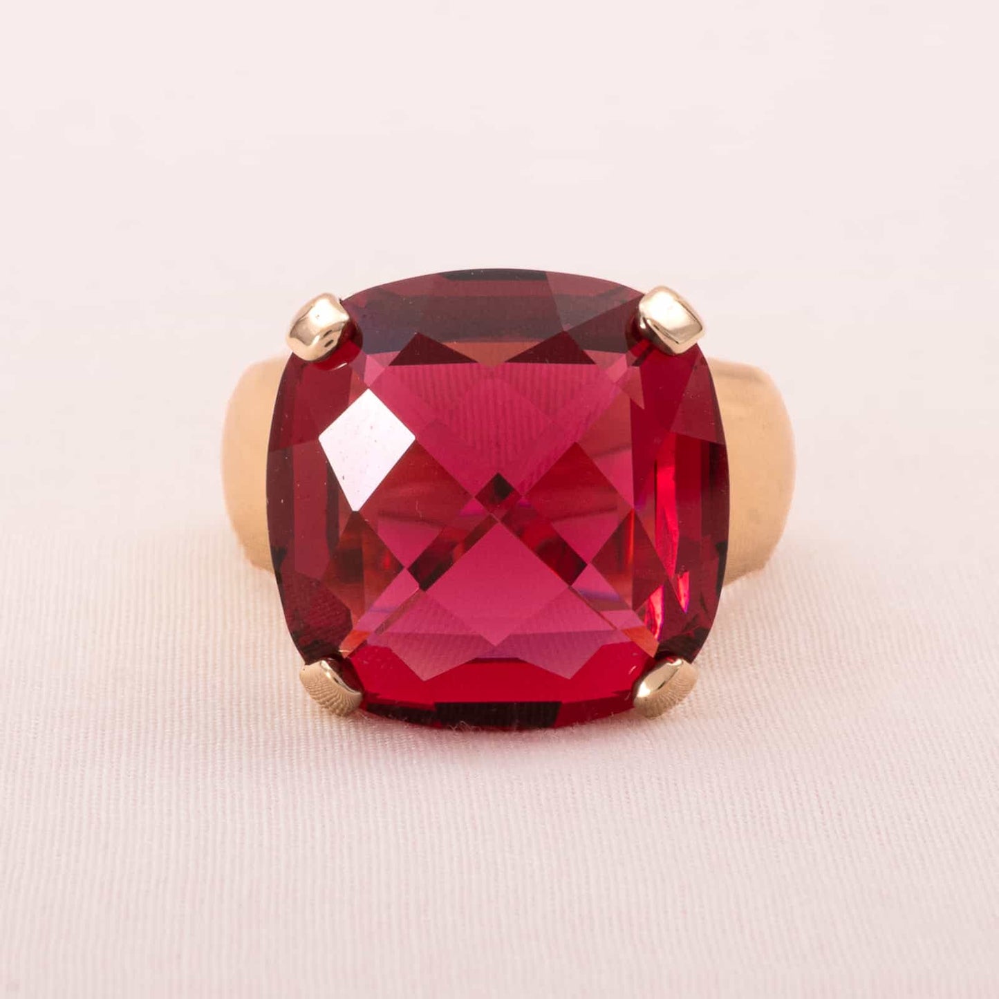Swarovski-Ring-vergoldet-pink-roter-glitzernder-Kristall-Facettenschliff