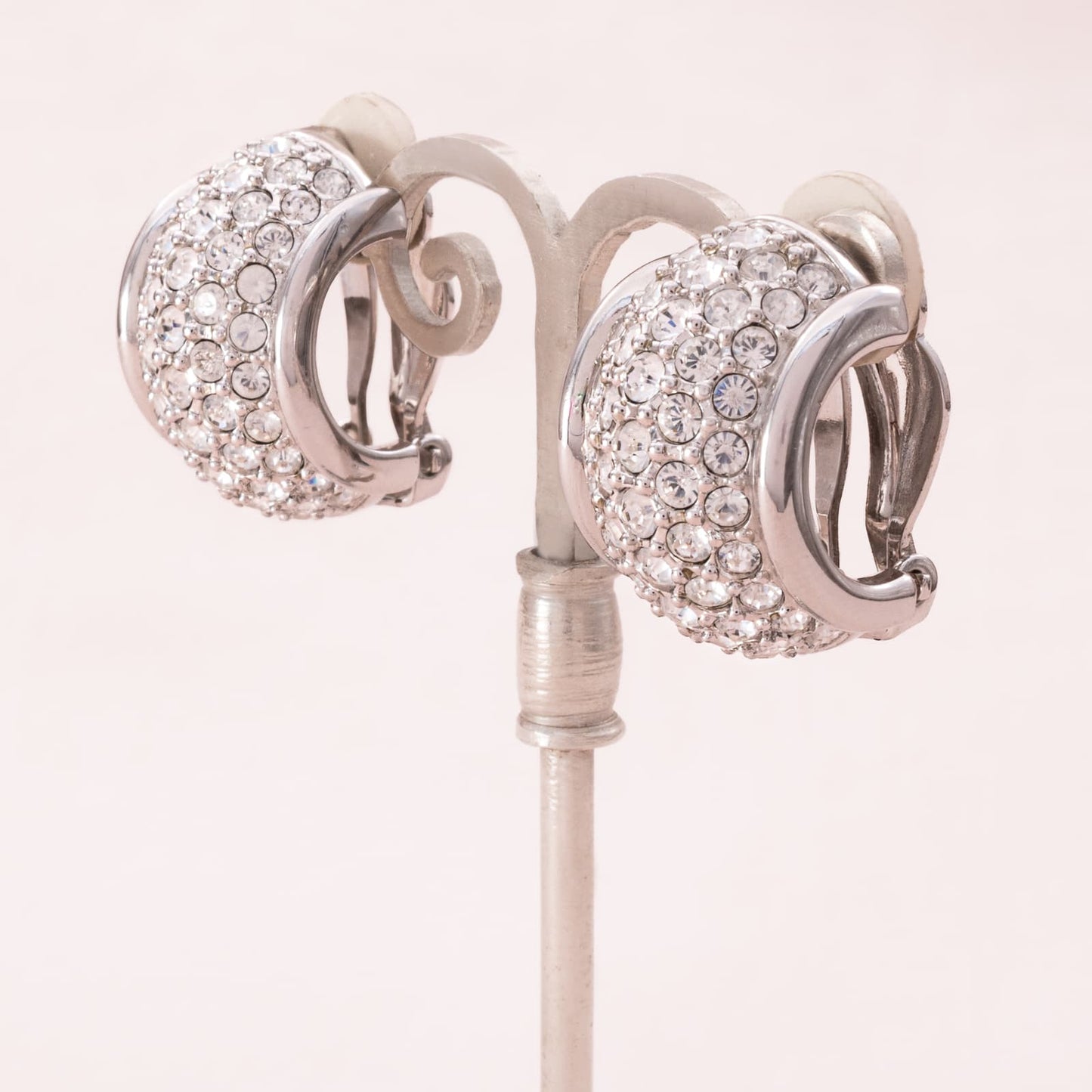 Swarovski-Ohrclips-silberfarbene-breite-Kristall-Kreolen