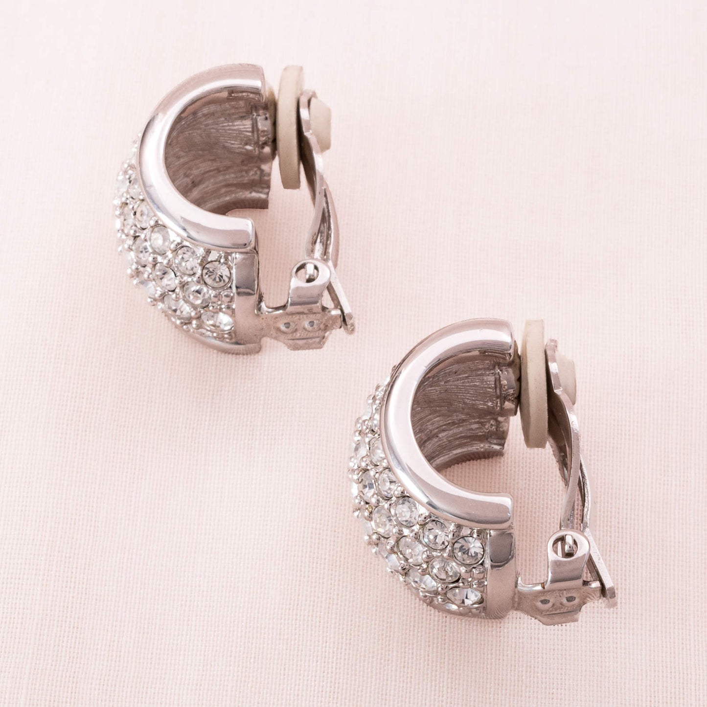 Swarovski-Ohrclips-silberfarbene-breite-Kristall-Kreolen