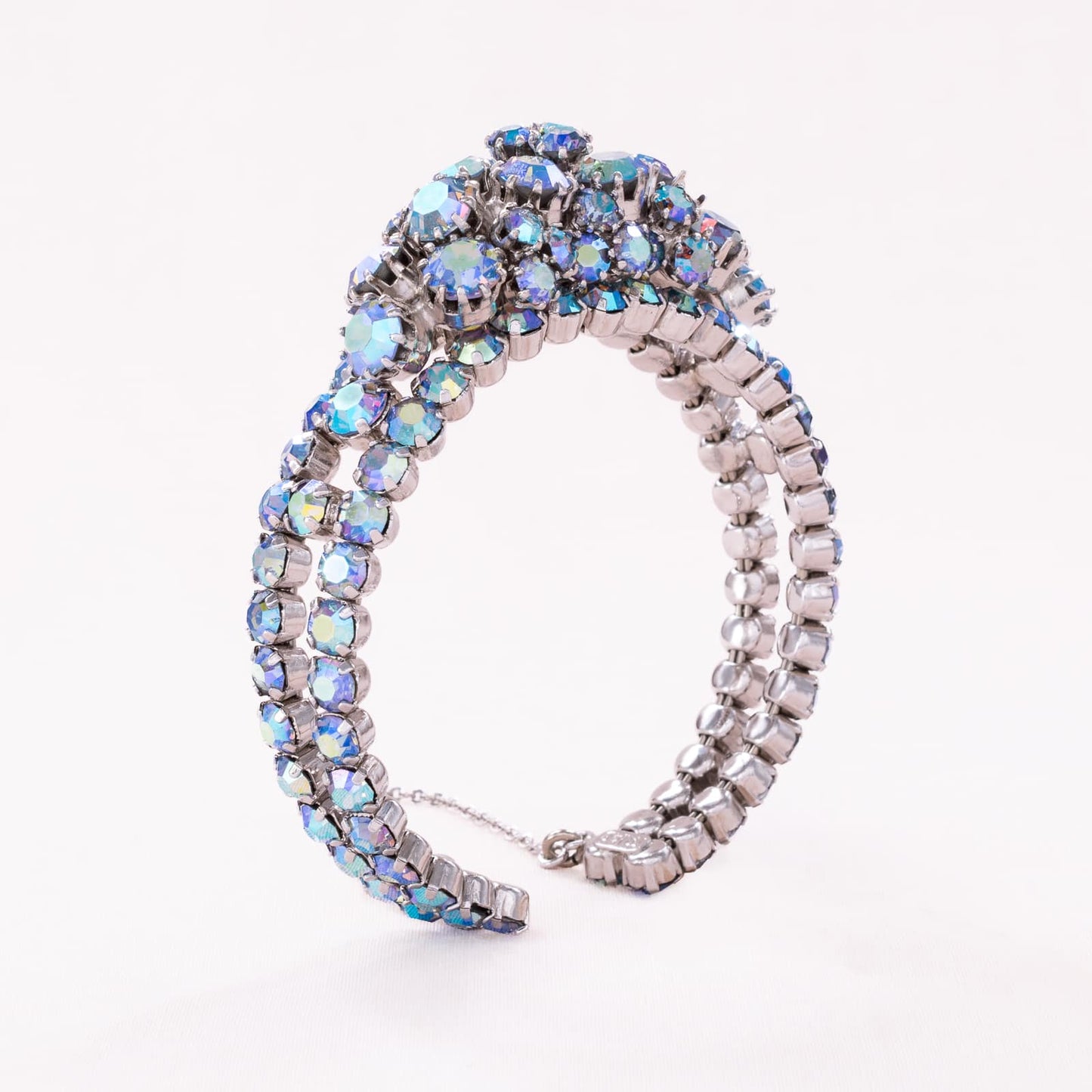 Triad-Armband-mit-hellblauen-Aurora-Borealis-Strasssteinen