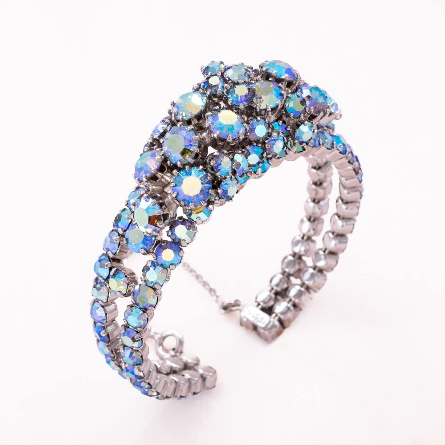 Triad-Armband-mit-hellblauen-Aurora-Borealis-Strasssteinen