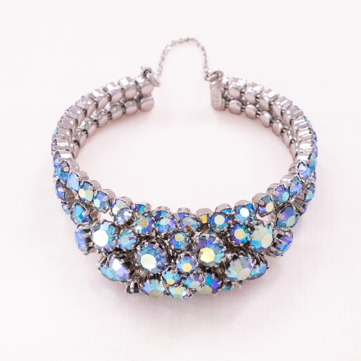 Triad-Armband-mit-hellblauen-Aurora-Borealis-Strasssteinen