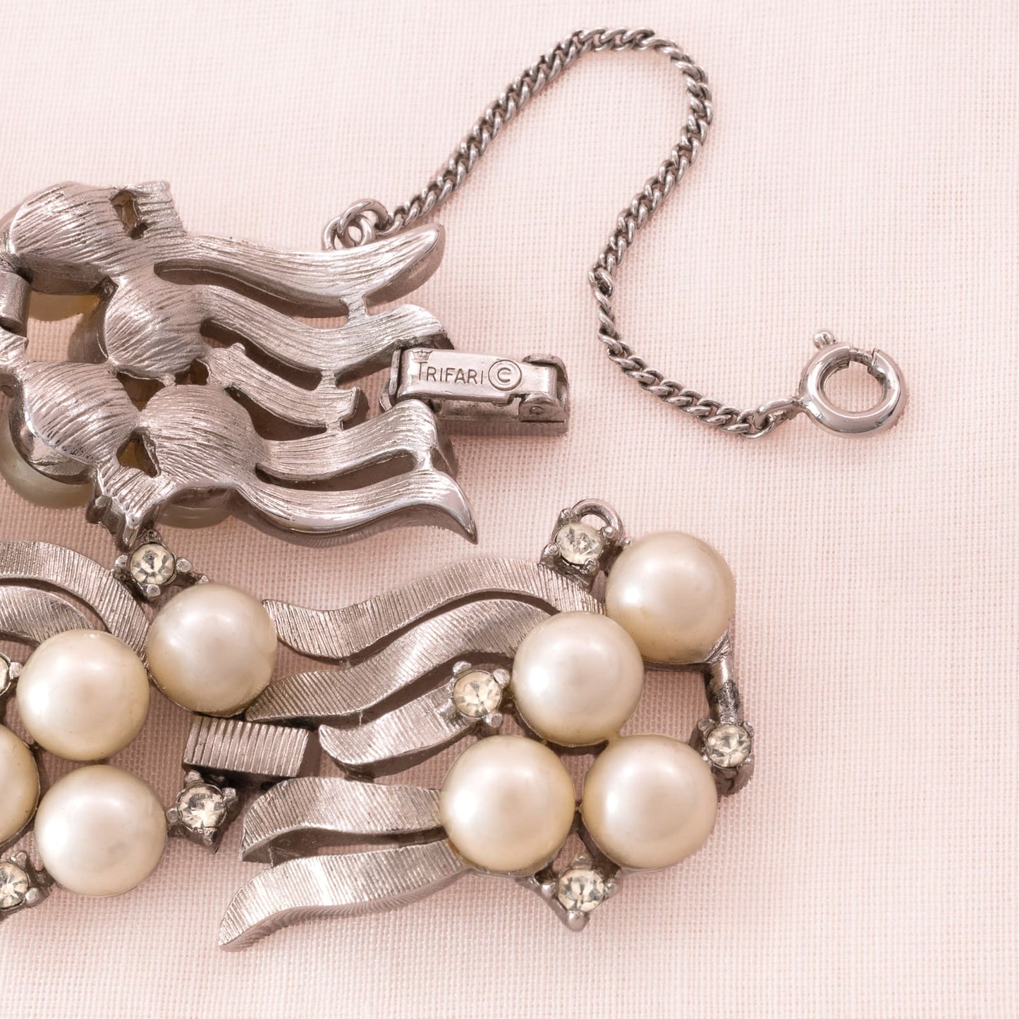 Trifari-Armband-silberfarben-mit-Perlen-und-Strass-Verschluss-Signatur