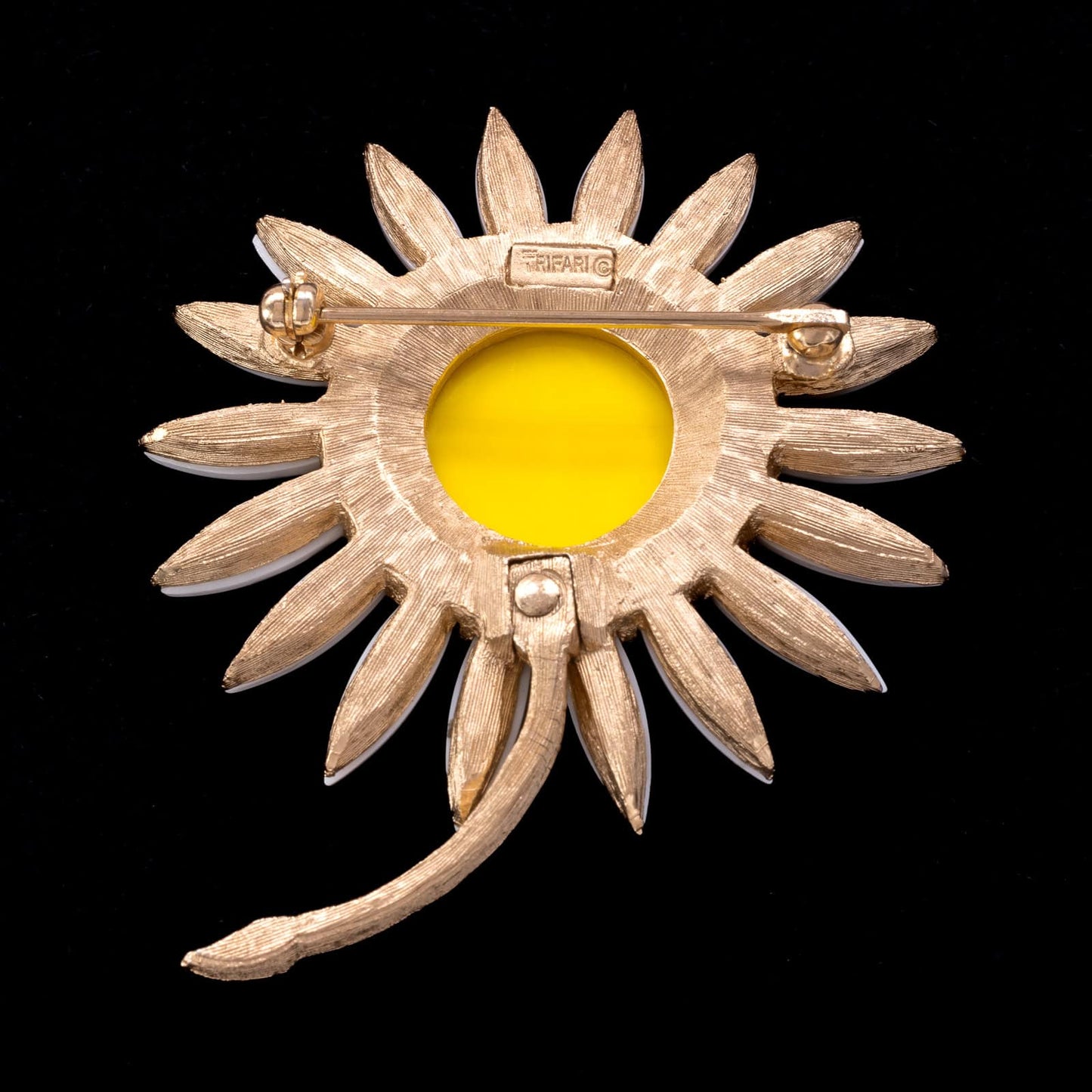 Trifari-Margeriten-Brosche-vergoldete-Rückseite-Signatur