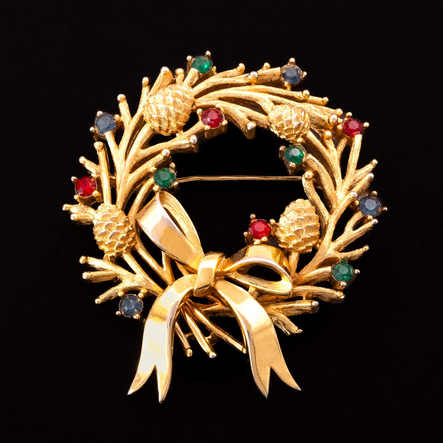 Trifari-Brosche-vergoldeter-Weihnachtskranz-mit-Schleife-und-Strass