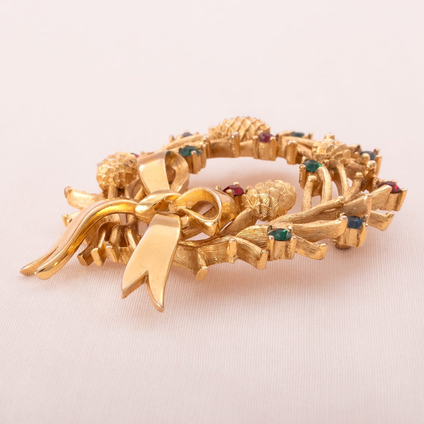 Trifari-Brosche-vergoldeter-Weihnachtskranz-mit-Schleife-und-Strass-Seitenansicht
